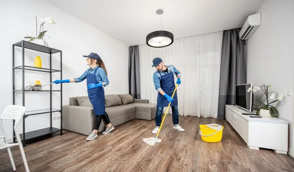 Nettoyage d'un appartement par une équipe spécialisée